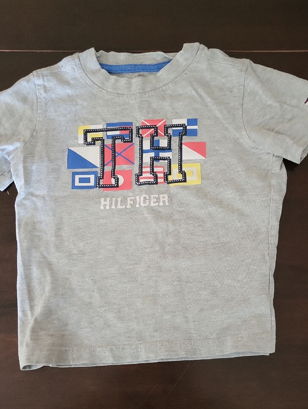 Tommy Hilfiger Light Gray Short-Sleeve 'TH' Graphic Tee with Multicolor Blocks